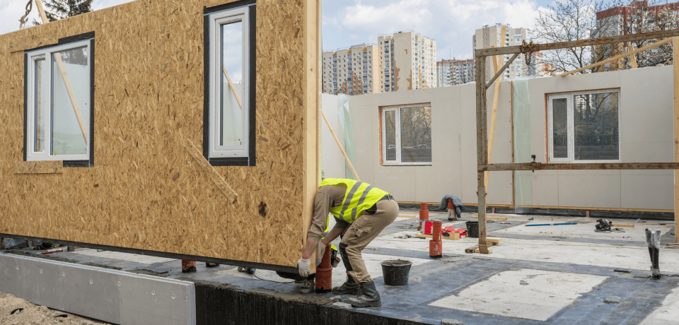 Construction worker installing a new house on a building site in Toowoomba Queensland.